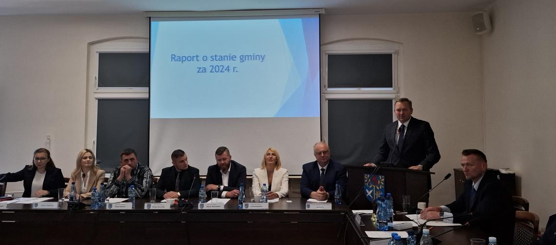 Wójt omawia raport o stanie gminy