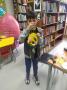 Uczestnik warsztatów wielkanocnych w bibliotekach na terenie Gminy Białogard z wykonaną własnoręcznie ozdobą wielkanocną 