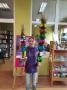 Uczestnik warsztatów wielkanocnych w bibliotekach na terenie Gminy Białogard z wykonaną własnoręcznie ozdobą wielkanocną