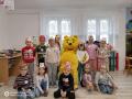 Przedszkolaki szkoły podstawowej w Rogowie podczas Dnia pluszowego Misia w miejscowej bibliotece (2)