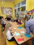 Grupa 5 i 6-latków z miejscowej szkoły na lekcji bibliotecznej w bibliotece w Stanominie (4)