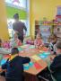 Grupa 5 i 6-latków z miejscowej szkoły na lekcji bibliotecznej w bibliotece w Stanominie