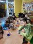 Uczeniowie SP w Stanominie na lekcji bibliotecznej Karnawał czas zacząć w mejscowej bibliotece
