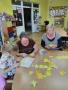 Czytelniczki w bibliotece w Stanominie na zajęciach plastycznych podczas wykonywania papierowych żółtych żonkili