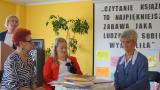 Bibliotekarki z Gminy Białogard oraz Monika Kwaśniak kierownik działu instrukcyjno-metodycznego podczas uroczystości nadania imienia Gminnej Bibliotece Publicznej w Stanominie_0.JPG