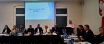 Dyrektor SP w Rogowie omawia sprawozdanie z działalności szkoły 