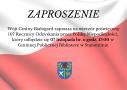 Na fladze biało czerwonej tekst z zaproszeniem. Na dole plakatu herb Gminy. 
